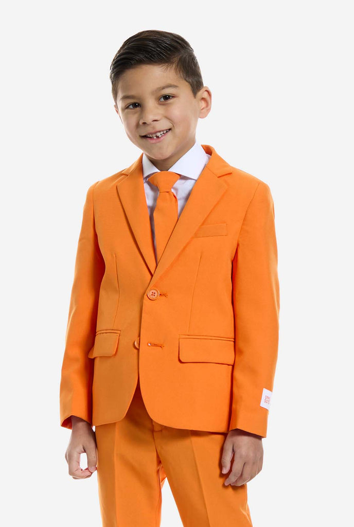 Jongen draagt OppoSuits Oranje pak.