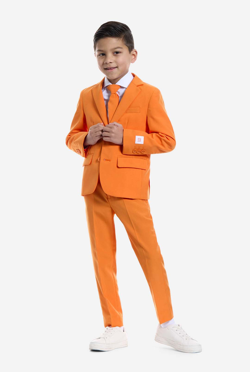 Jongen draagt OppoSuits Oranje pak.