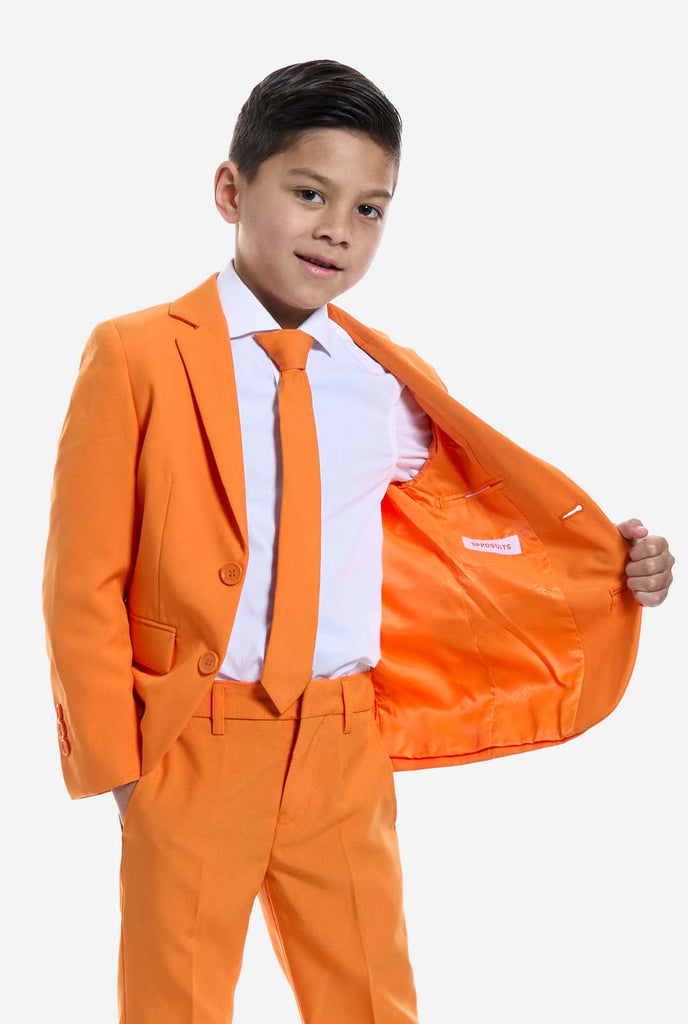 Jongen draagt OppoSuits Oranje pak.