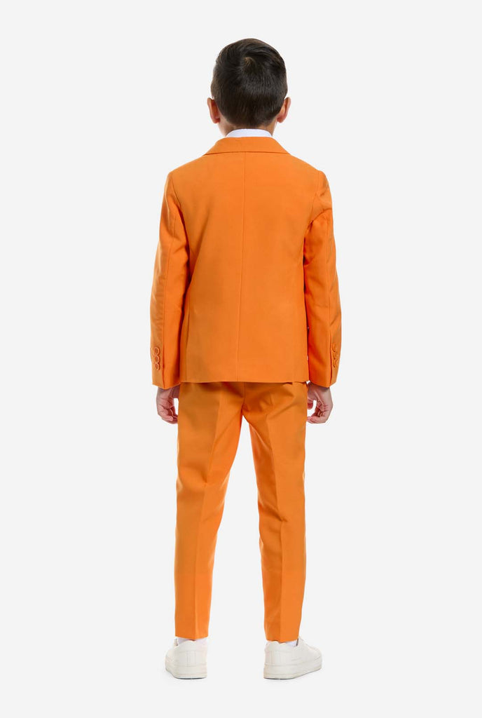 Jongen draagt OppoSuits Oranje pak.