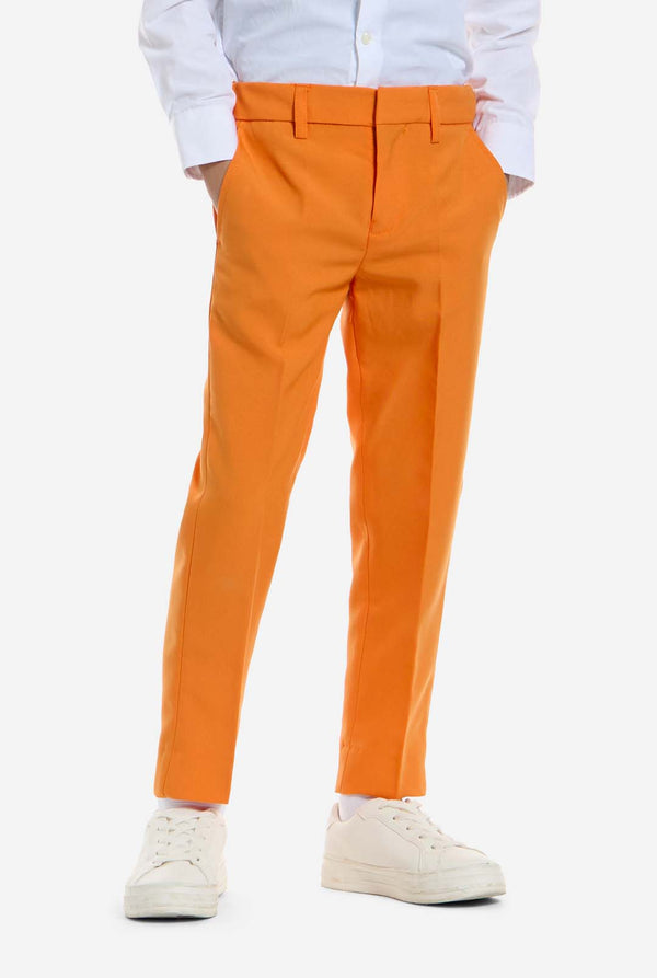 Jongen draagt OppoSuits Oranje pak.