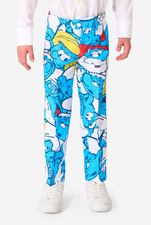Een jongetje draagt ​​een kleurrijk Smurfenpak met daarop opvallende blauwe cartoonfiguurprints, inclusief jasje, broek en bijpassende stropdas, en lacht tegen een effen witte achtergrond. Close up van de broek.