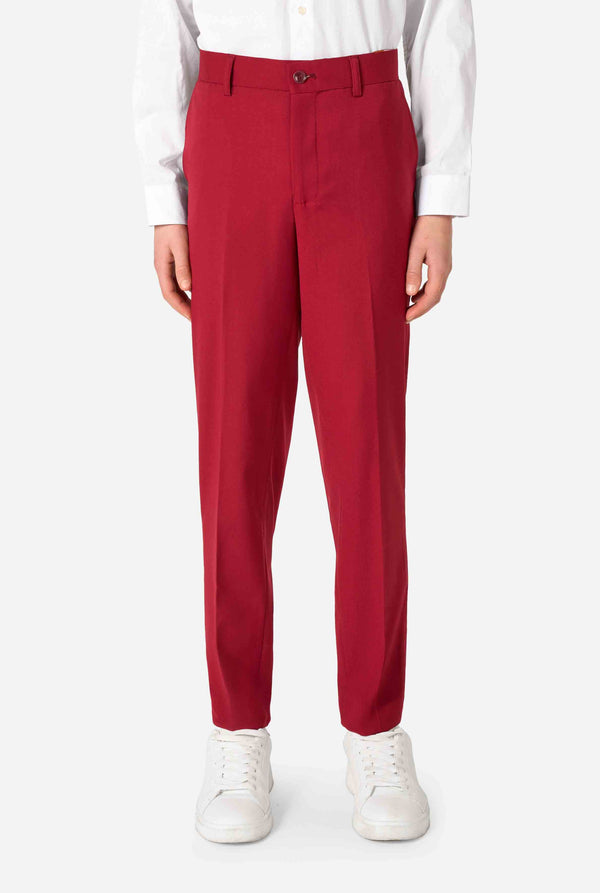 Tienerjongen draagt ​​een stijlvol bordeauxrood pak met een wit overhemd. Perfecte formele outfit voor speciale gelegenheden, bruiloften en feesten voor jongens. Close up van de broek.