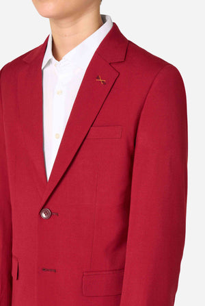 Tienerjongen draagt ​​een stijlvol bordeauxrood pak met een wit overhemd. Perfecte formele outfit voor speciale gelegenheden, bruiloften en feesten voor jongens. Close up van de borst.