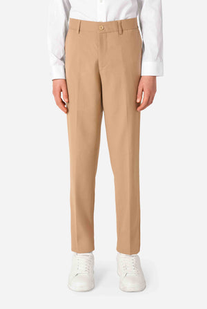 Tienerjongen draagt ​​een stijlvol lichtbruin/beige pak met een wit overhemd. Perfecte formele outfit voor speciale gelegenheden, bruiloften en feesten voor jongens. Close up van de broek.