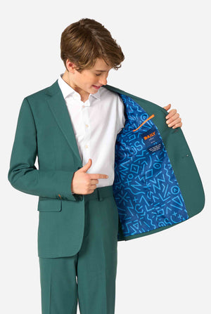 Tienerjongen draagt ​​een stijlvol donkergroen pak met een wit overhemd en glimlacht zelfverzekerd. Perfecte formele outfit voor speciale gelegenheden, bruiloften en feesten voor jongens. Houdt een kant van het jasje open.