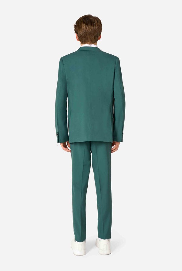 Tienerjongen draagt ​​een stijlvol donkergroen pak met een wit overhemd. Perfecte formele outfit voor speciale gelegenheden, bruiloften en feesten voor jongens. Zicht vanaf de achterkant.