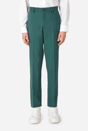Tienerjongen draagt ​​een stijlvol donkergroen pak met een wit overhemd. Perfecte formele outfit voor speciale gelegenheden, bruiloften en feesten voor jongens. Close up van de broek.