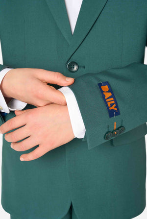 Tienerjongen draagt ​​een stijlvol donkergroen pak met een wit overhemd. Perfecte formele outfit voor speciale gelegenheden, bruiloften en feesten voor jongens. Close up van de mouwen.