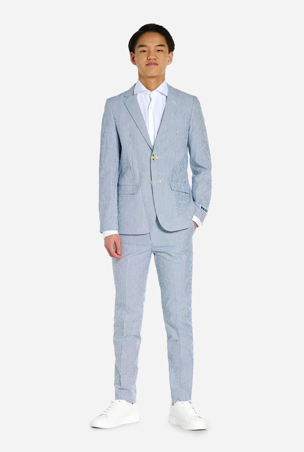 Tiener draagt casual seersucker pak.