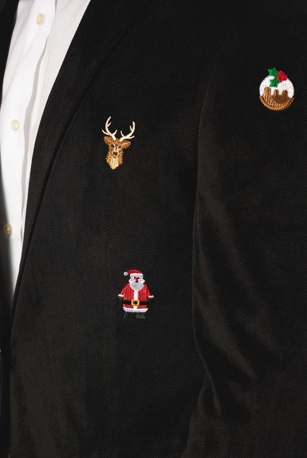 Man met zwarte kerstblazer met kerstpictogrammen