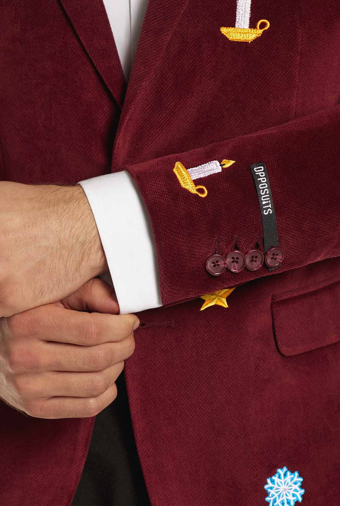 Man draagt bordeaux rode dinner jacket blazer met Kerst icoontjes