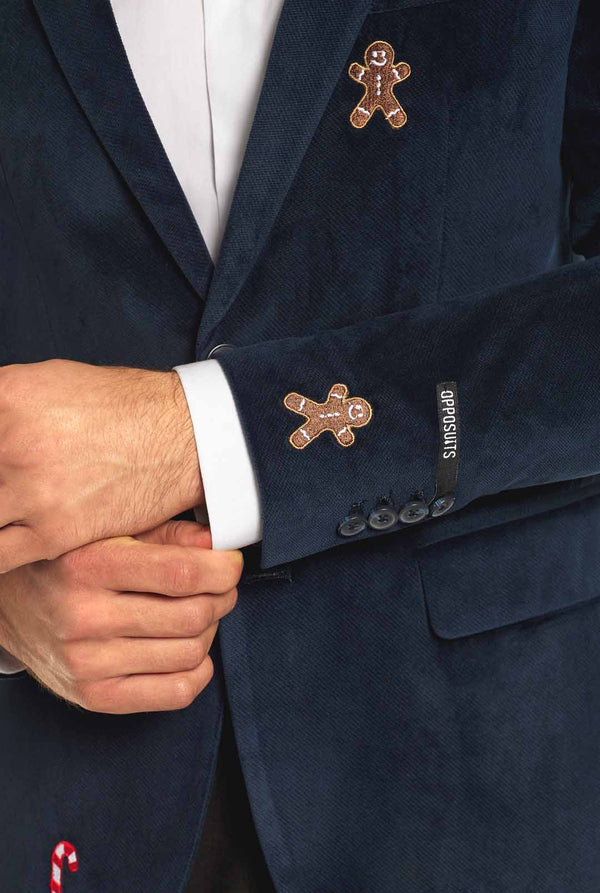 Man draagt blauwe dinner jacket blazer met Kerst icoontjes