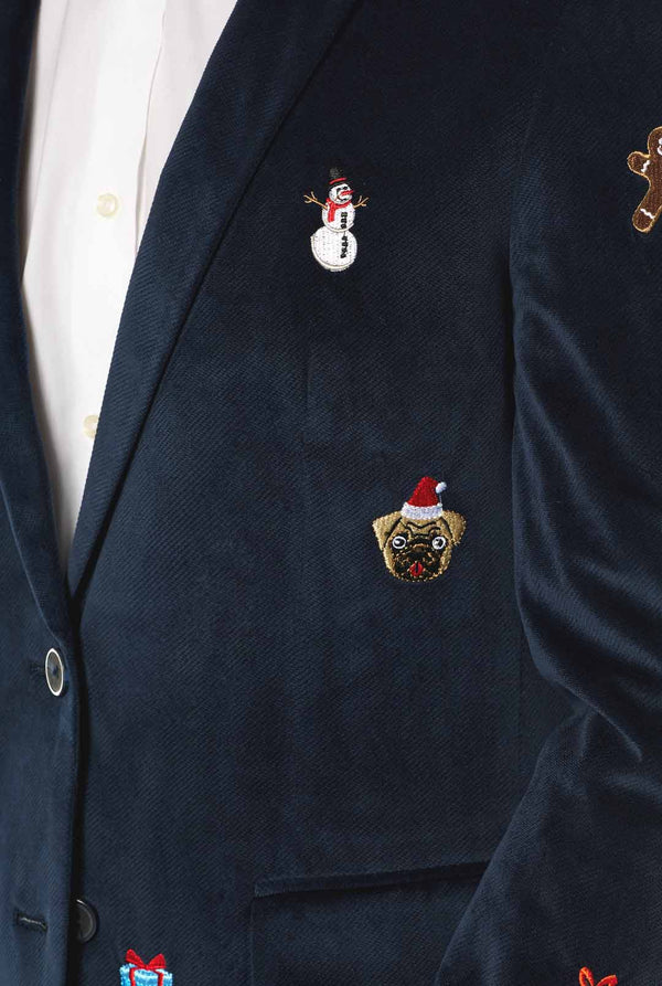 Man draagt blauwe dinner jacket blazer met Kerst icoontjes