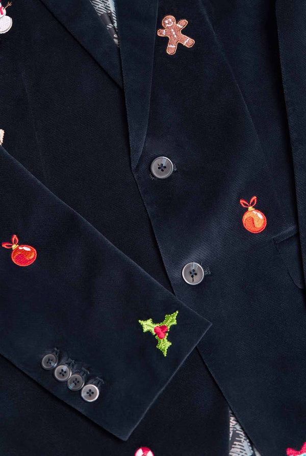 Man draagt blauwe dinner jacket blazer met Kerst icoontjes