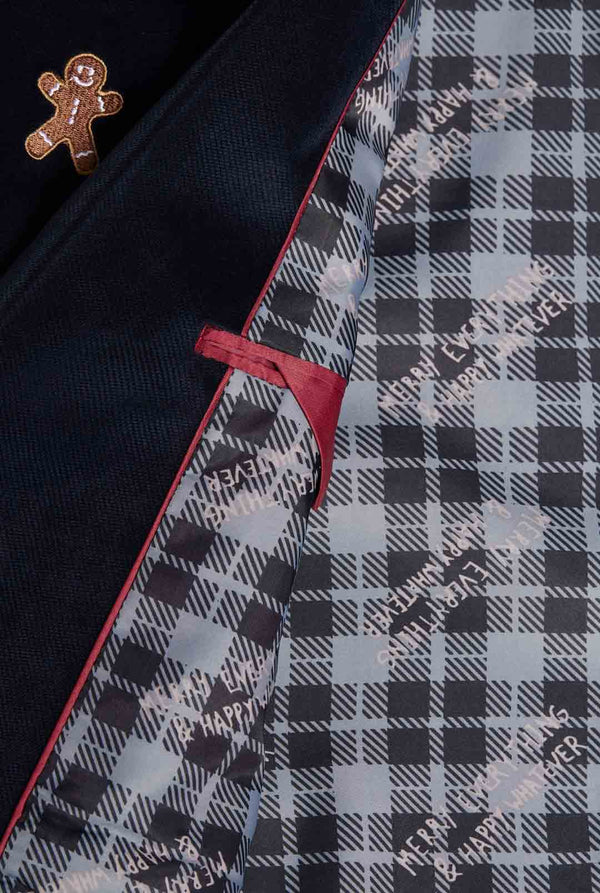 Man draagt blauwe dinner jacket blazer met Kerst icoontjes