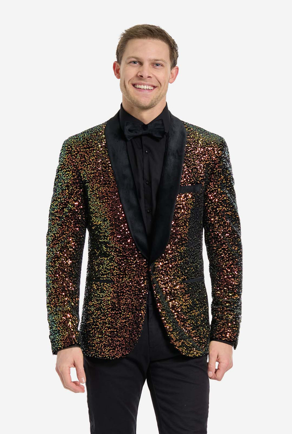 Deze afbeelding toont een stijlvolle smokingjas voor heren uit de OppoSuits Deluxe-collectie, versierd met schitterende amberkleurige pailletten die een glinsterend effect creëren. De blazer met pailletten heeft een strakke satijnen revers en een getailleerde pasvorm. Het model combineert hem met een klassiek zwart overhemd en een vlinderdas, waardoor deze jas perfect is voor formele evenementen, feestdagen of nieuwjaarsvieringen. Ideaal voor mannen die willen opvallen. 