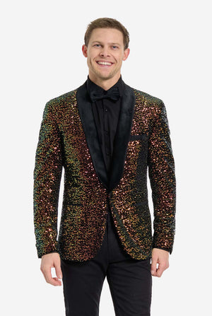 Deze afbeelding toont een stijlvolle smokingjas voor heren uit de OppoSuits Deluxe-collectie, versierd met schitterende amberkleurige pailletten die een glinsterend effect creëren. De blazer met pailletten heeft een strakke satijnen revers en een getailleerde pasvorm. Het model combineert hem met een klassiek zwart overhemd en een vlinderdas, waardoor deze jas perfect is voor formele evenementen, feestdagen of nieuwjaarsvieringen. Ideaal voor mannen die willen opvallen. 