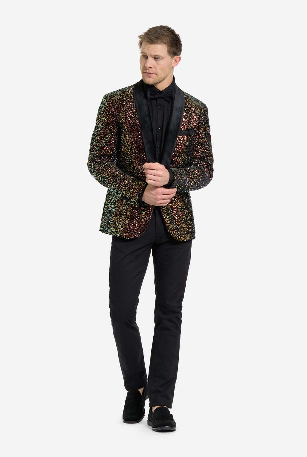 Deze afbeelding toont een stijlvolle smokingjas voor heren uit de OppoSuits Deluxe-collectie, versierd met schitterende amberkleurige pailletten die een glinsterend effect creëren. De blazer met pailletten heeft een strakke satijnen revers en een getailleerde pasvorm. Het model combineert hem met een klassiek zwart overhemd en een vlinderdas, waardoor deze jas perfect is voor formele evenementen, feestdagen of nieuwjaarsvieringen. Ideaal voor mannen die willen opvallen. 