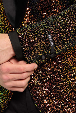 Deze afbeelding toont een stijlvolle smokingjas voor heren uit de OppoSuits Deluxe-collectie, versierd met schitterende amberkleurige pailletten die een glinsterend effect creëren. De blazer met pailletten heeft een strakke satijnen revers en een getailleerde pasvorm. Het model combineert hem met een klassiek zwart overhemd en een vlinderdas, waardoor deze jas perfect is voor formele evenementen, feestdagen of nieuwjaarsvieringen. Ideaal voor mannen die willen opvallen. Close up van de mouwen.