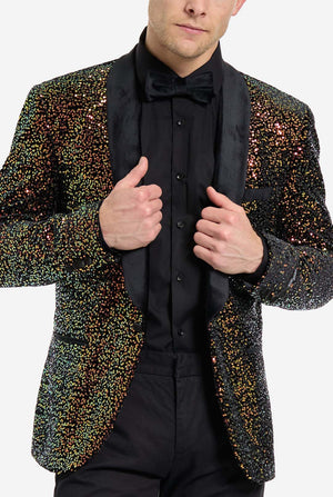 Deze afbeelding toont een stijlvolle smokingjas voor heren uit de OppoSuits Deluxe-collectie, versierd met schitterende amberkleurige pailletten die een glinsterend effect creëren. De blazer met pailletten heeft een strakke satijnen revers en een getailleerde pasvorm. Het model combineert hem met een klassiek zwart overhemd en een vlinderdas, waardoor deze jas perfect is voor formele evenementen, feestdagen of nieuwjaarsvieringen. Ideaal voor mannen die willen opvallen. Close up van de borst.