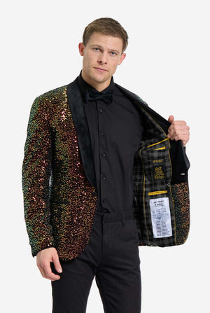 Deze afbeelding toont een stijlvolle smokingjas voor heren uit de OppoSuits Deluxe-collectie, versierd met schitterende amberkleurige pailletten die een glinsterend effect creëren. De blazer met pailletten heeft een strakke satijnen revers en een getailleerde pasvorm. Het model combineert hem met een klassiek zwart overhemd en een vlinderdas, waardoor deze jas perfect is voor formele evenementen, feestdagen of nieuwjaarsvieringen. Ideaal voor mannen die willen opvallen. Houd een kant van de jas open.