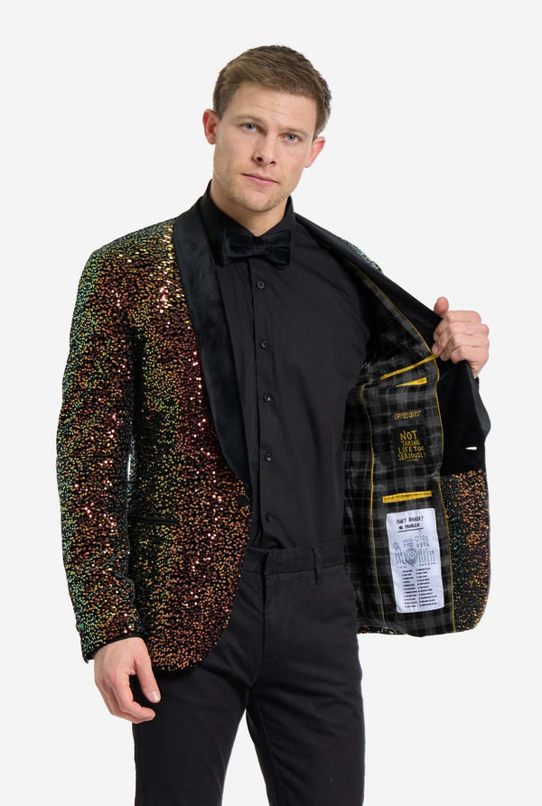 Deze afbeelding toont een stijlvolle smokingjas voor heren uit de OppoSuits Deluxe-collectie, versierd met schitterende amberkleurige pailletten die een glinsterend effect creëren. De blazer met pailletten heeft een strakke satijnen revers en een getailleerde pasvorm. Het model combineert hem met een klassiek zwart overhemd en een vlinderdas, waardoor deze jas perfect is voor formele evenementen, feestdagen of nieuwjaarsvieringen. Ideaal voor mannen die willen opvallen. Houd een kant van de jas open.