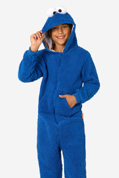 Jongen draagt blauwe Cookie Monster onesie