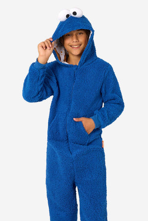 Jongen draagt blauwe Cookie Monster onesie