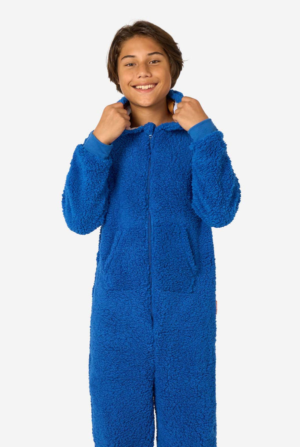 Jongen draagt blauwe Cookie Monster onesie