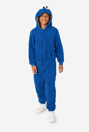 Jongen draagt blauwe Cookie Monster onesie, volledig lichaam foto