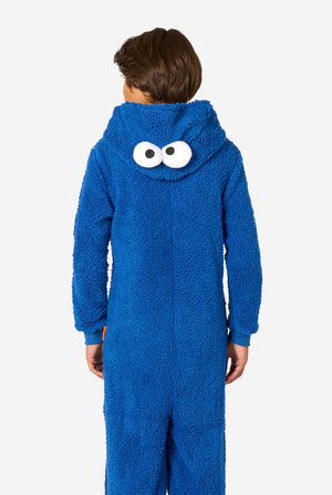 Jongen draagt blauwe Cookie Monster onesie, zicht vanaf de achterkant