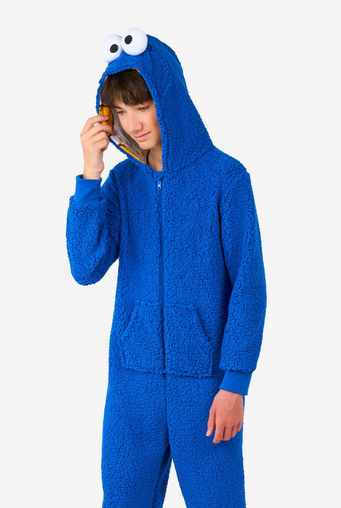 Jongen draagt blauwe Cookie Monster onesie
