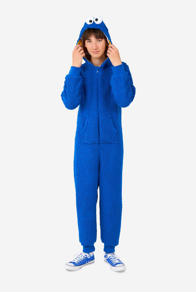 Jongen draagt blauwe Cookie Monster onesie