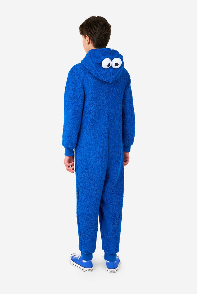 Jongen draagt blauwe Cookie Monster onesie