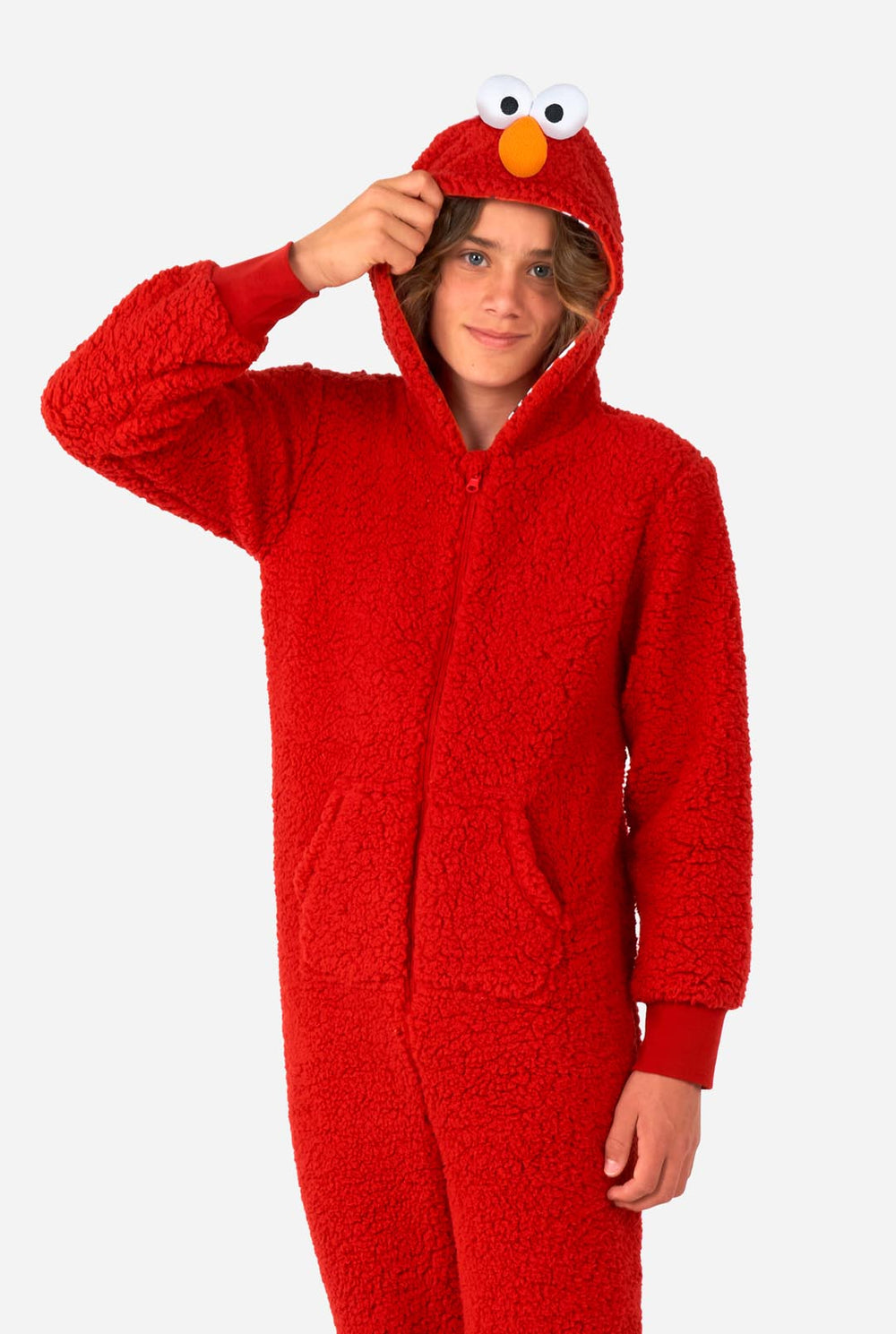 Jongen draagt rode pluche Elmo onesie