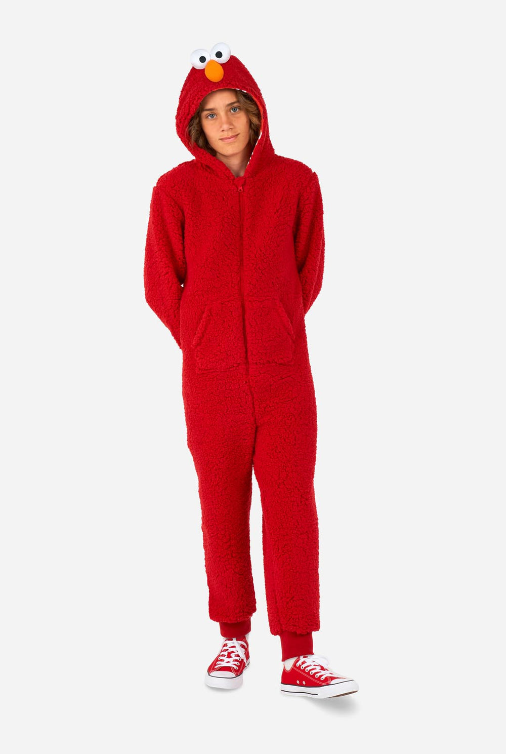 Jongen draagt rode pluche Elmo onesie