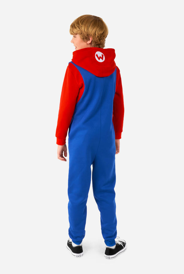 Jongen in kinderonesie met Super Mario-print, zicht vanaf de achterkant