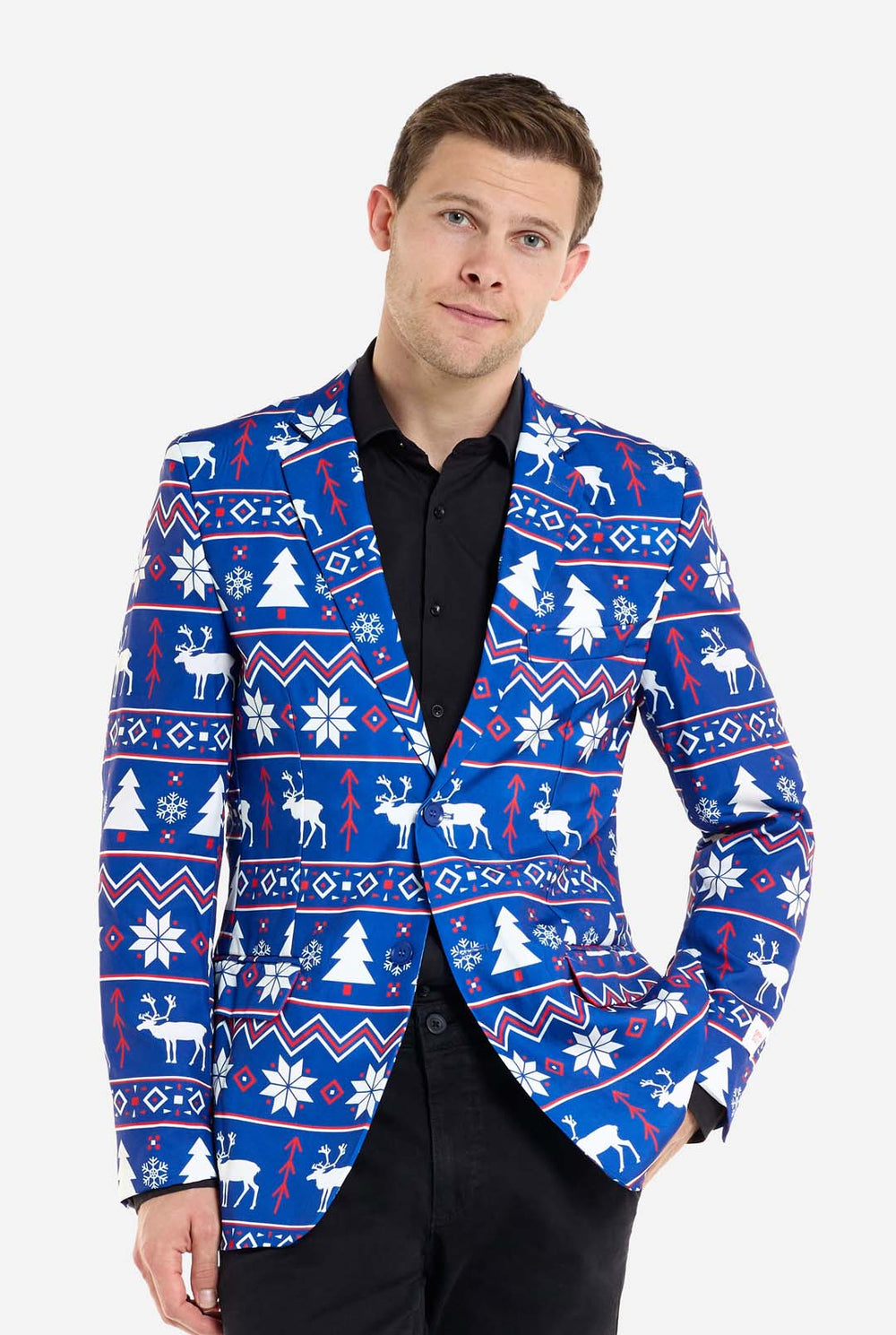 Man met blauwe kerstblazer voor mannen met Noordse kerstfiguren. Man draagt ​​ook een zwarte broek en een zwart herenoverhemd.