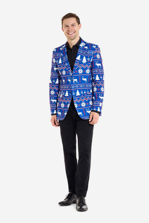 Man met blauwe kerstblazer voor mannen met Noordse kerstfiguren. Man draagt ​​ook een zwarte broek en een zwart herenoverhemd. Volledig lichaamsbeeld.