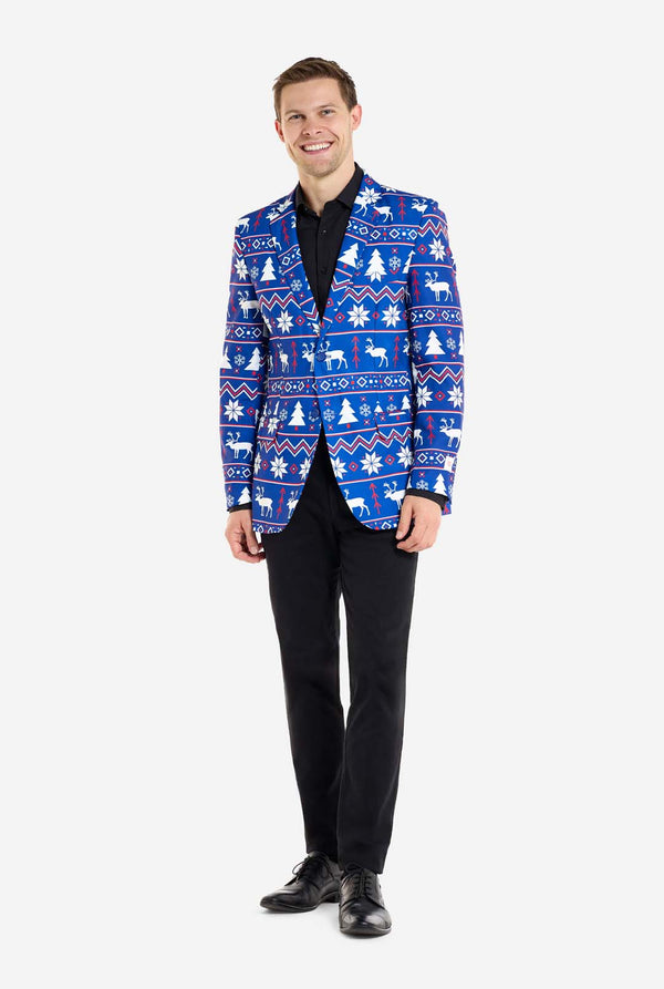 Man met blauwe kerstblazer voor mannen met Noordse kerstfiguren. Man draagt ​​ook een zwarte broek en een zwart herenoverhemd. Volledig lichaamsbeeld.