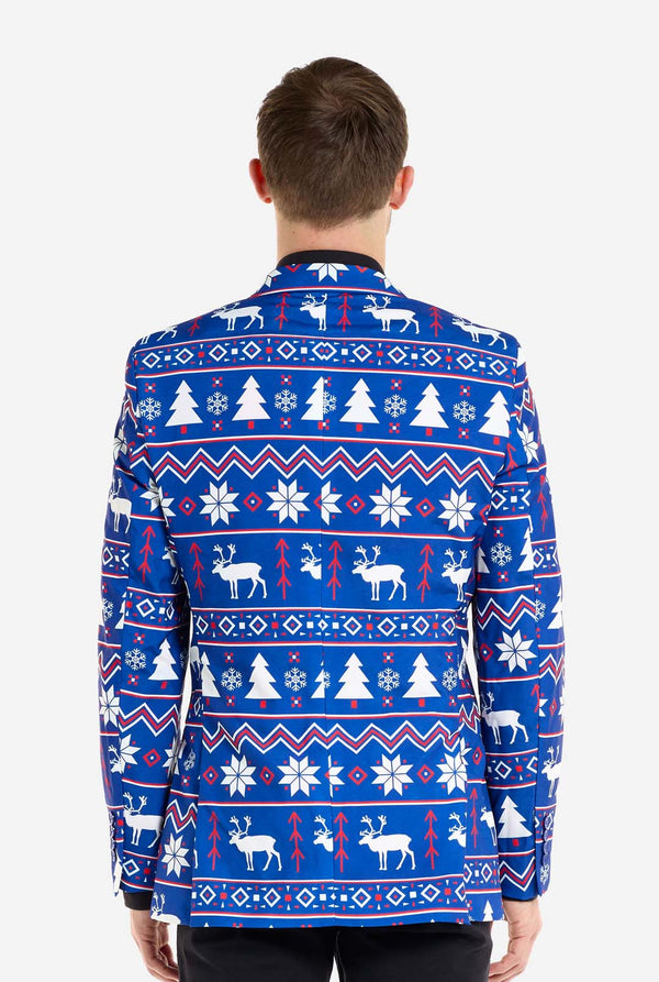 Man met blauwe kerstblazer voor mannen met Noordse kerstfiguren. Man draagt ​​ook een zwarte broek en een zwart herenoverhemd. Uitzicht vanaf de achterkant.