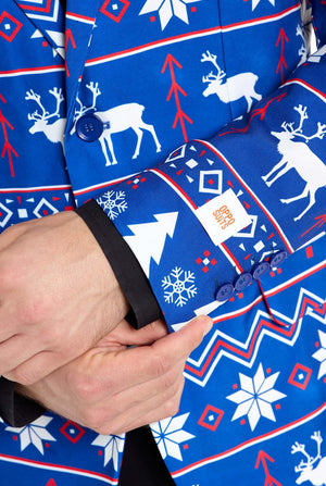 Man met blauwe kerstblazer voor mannen met Noordse kerstfiguren. Man draagt ​​ook een zwarte broek en een zwart herenoverhemd. Mouw close-up.