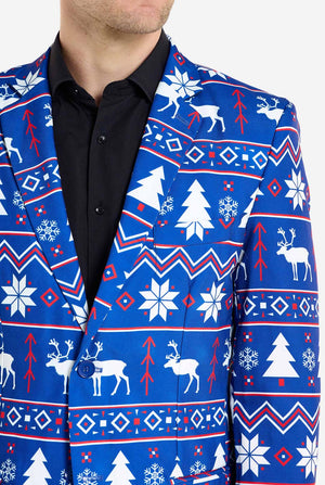 Man met blauwe kerstblazer voor mannen met Noordse kerstfiguren. Man draagt ​​ook een zwarte broek en een zwart herenoverhemd. Borst close-up.