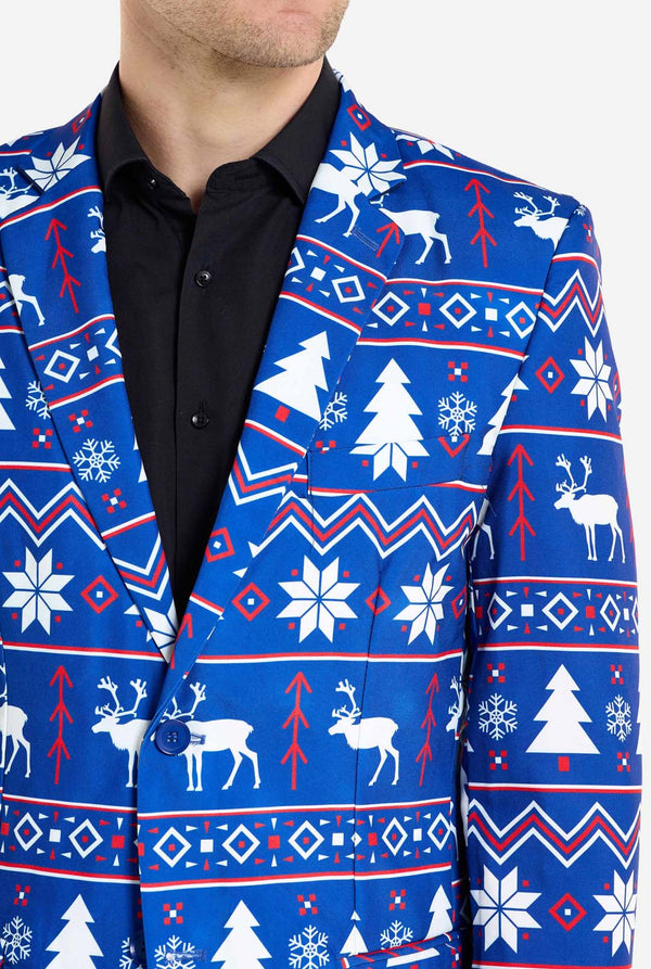 Man met blauwe kerstblazer voor mannen met Noordse kerstfiguren. Man draagt ​​ook een zwarte broek en een zwart herenoverhemd. Borst close-up.