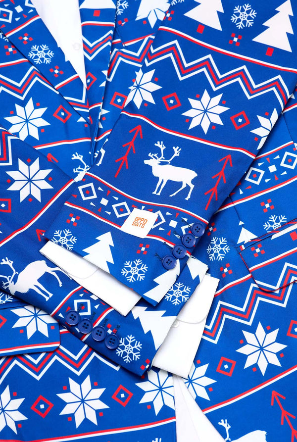 Man met blauwe kerstblazer voor mannen met Noordse kerstfiguren. Close-up.