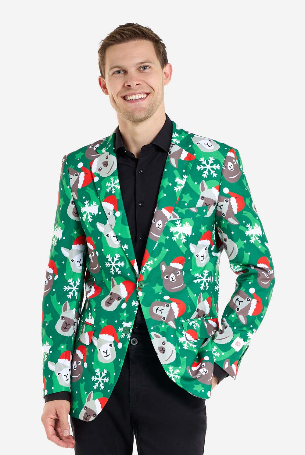 Man met groene kerstblazer voor mannen met kerstlama's. Man draagt ​​ook een zwarte broek en een zwart herenoverhemd.