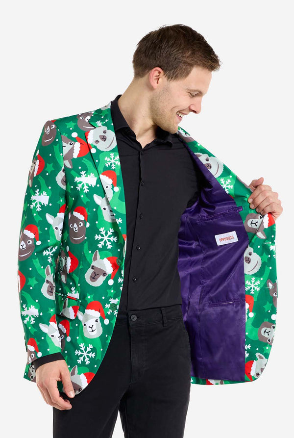 Man met groene kerstblazer voor mannen met kerstlama's. Man draagt ​​ook een zwarte broek en een zwart herenoverhemd. Resultaat paarse binnenkant van jas.
