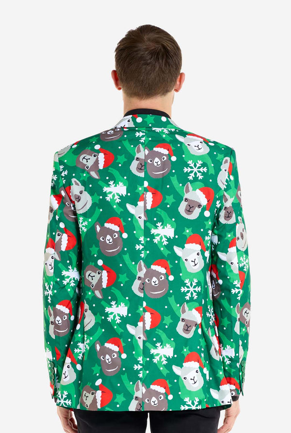 Man met groene kerstblazer voor mannen met kerstlama's. Man draagt ​​ook een zwarte broek en een zwart herenoverhemd. Uitzicht vanaf de achterkant.