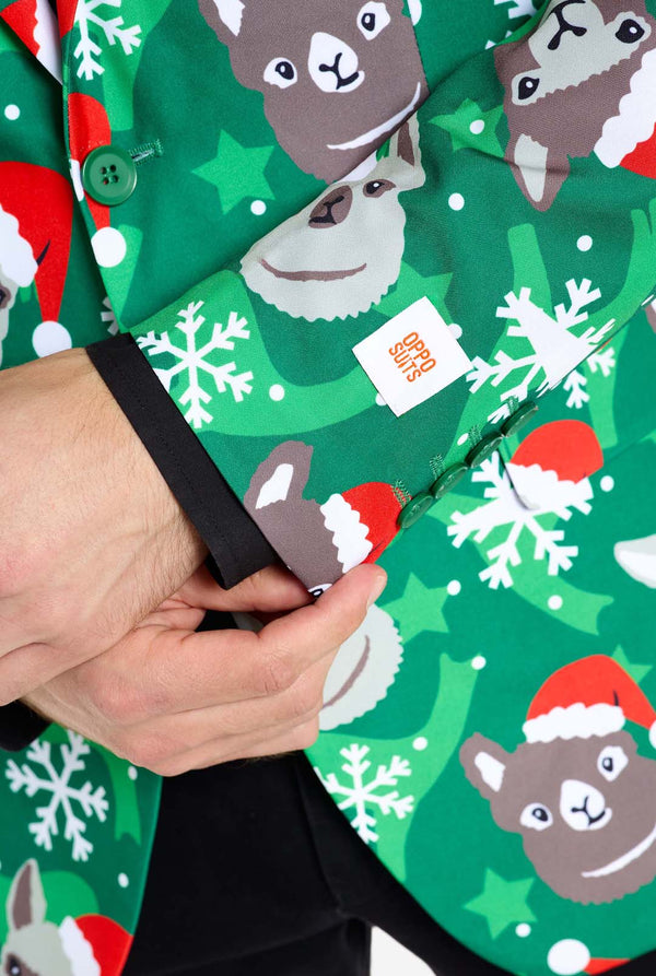 Man met groene kerstblazer voor mannen met kerstlama's. Man draagt ​​ook een zwarte broek en een zwart herenoverhemd. Mouw close-up.